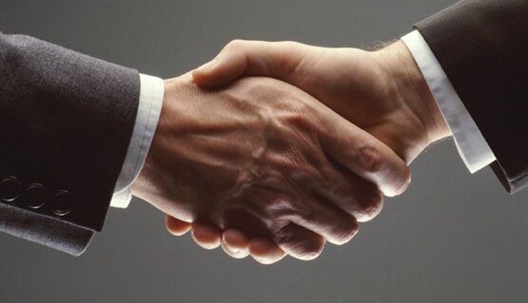 Two businessman hands shake